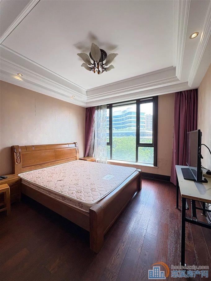 金地鸿悦 精装大平层 240平方338万