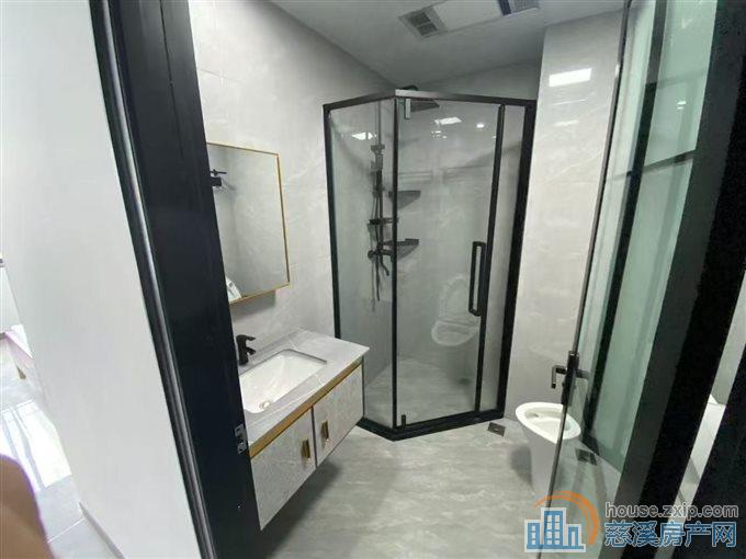 东瑞大厦全新精装一室一厅1100元/月