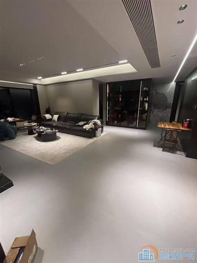 江岸臻园197平楼层全新豪装带2车位