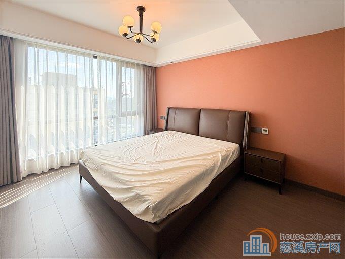 江畔壹号苑 精装 101平方138万