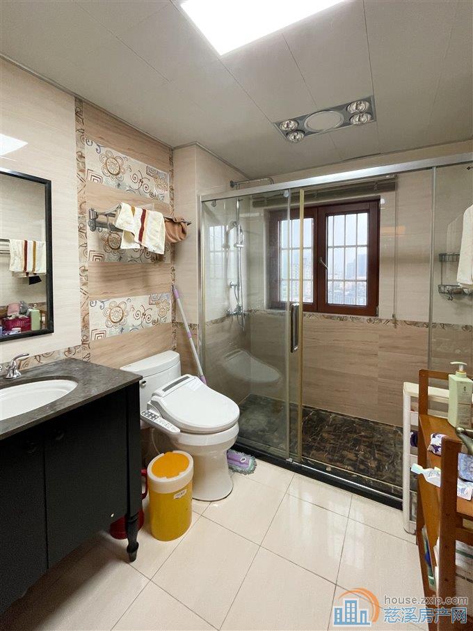 和润公寓180平精装修，带车位