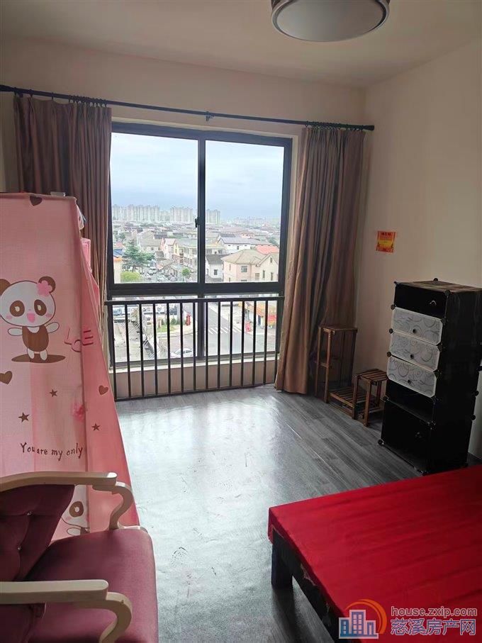 裕嘉小区140平简装三室二卫2200元