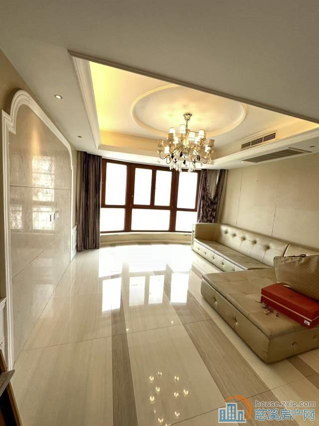 和润公寓精装边套133平十车库一间