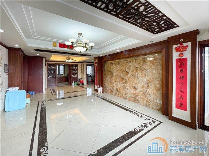 和润公寓180平精装修，带车位