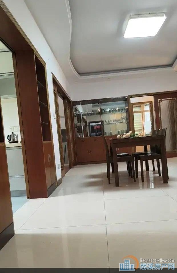 彩虹家园  精装四房 月租金3200元