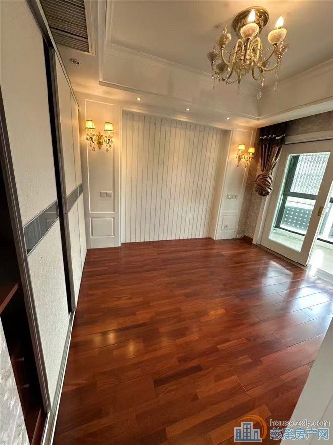 和润公寓133平朝南大车库168万