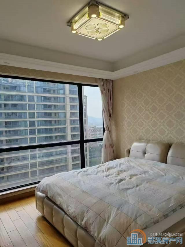 绿城诚园124平精装180万中间楼层车位