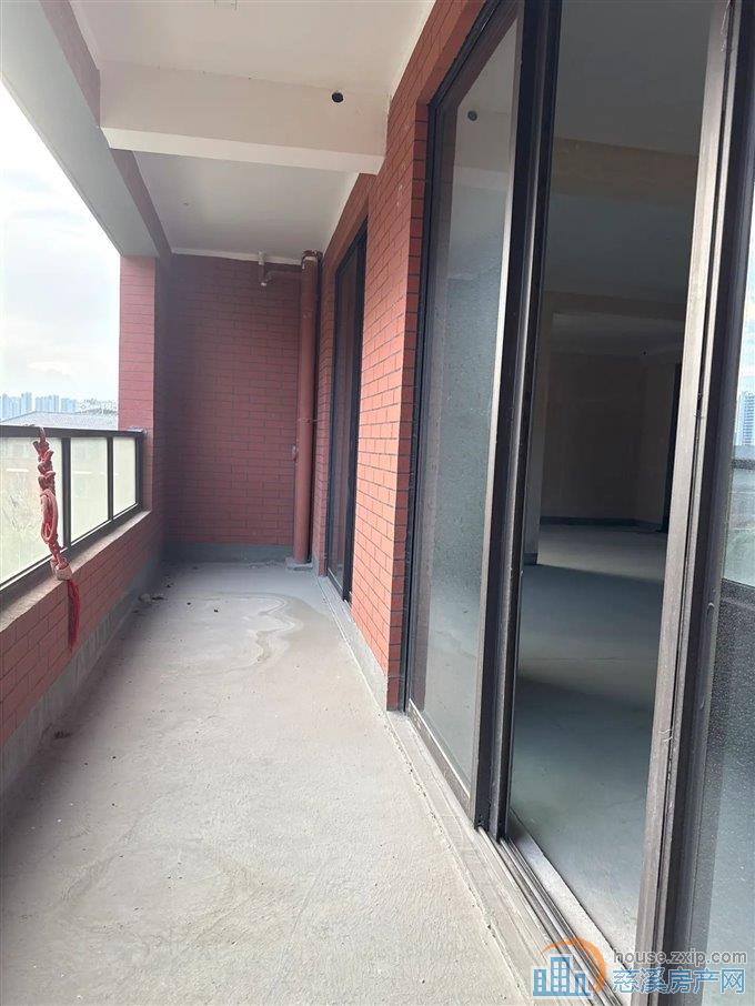 紫荆府142平,268万7楼