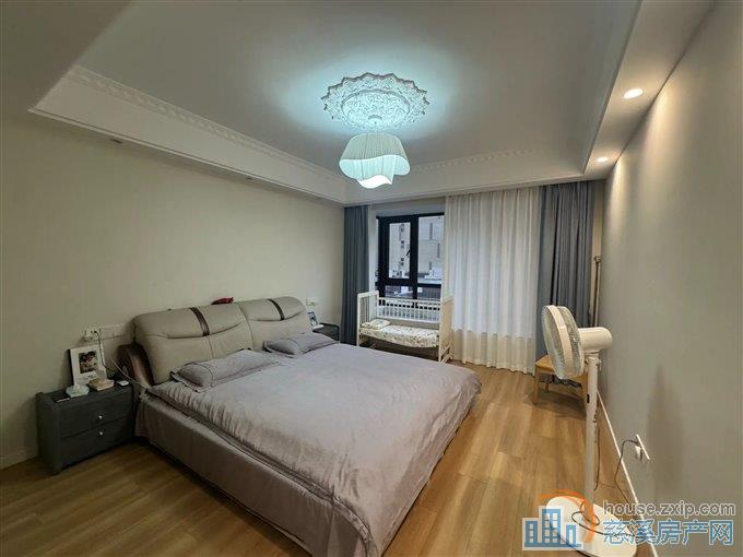 红星天铂佳苑130平160万送车位