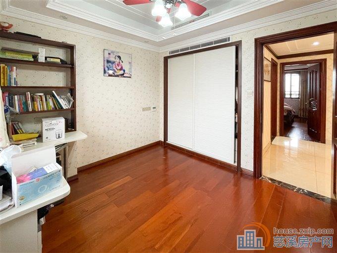 和润公寓180平精装修，带车位