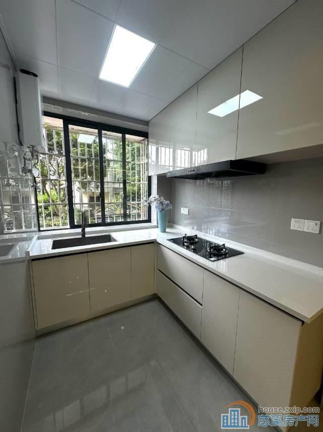 金山小区1楼中庭位置佳73平豪装89万