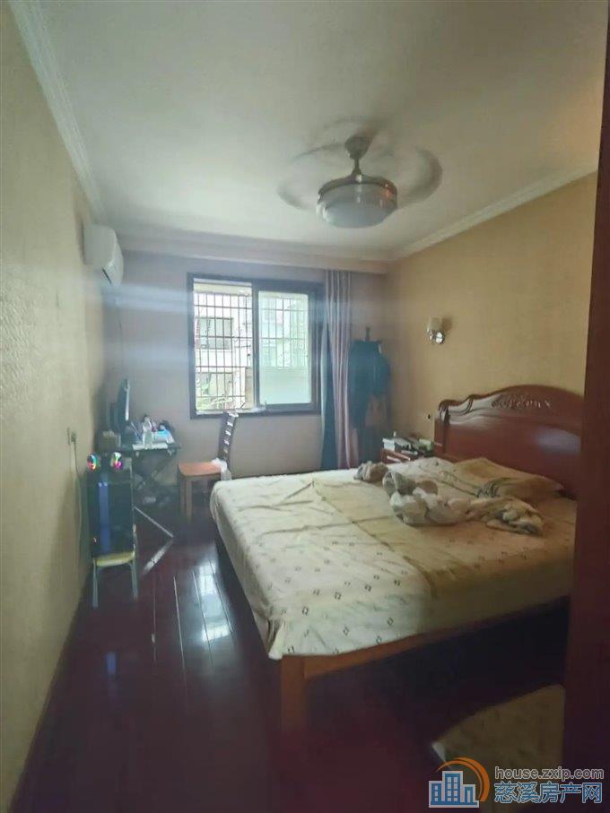 金山新村一楼 位置好 73平方85万