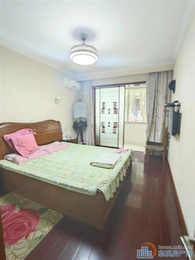 金山新村一楼 位置好 73平方85万