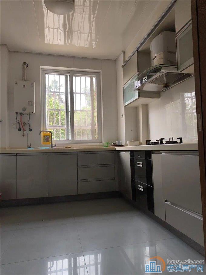 彩虹家园  精装四房 月租金3200元