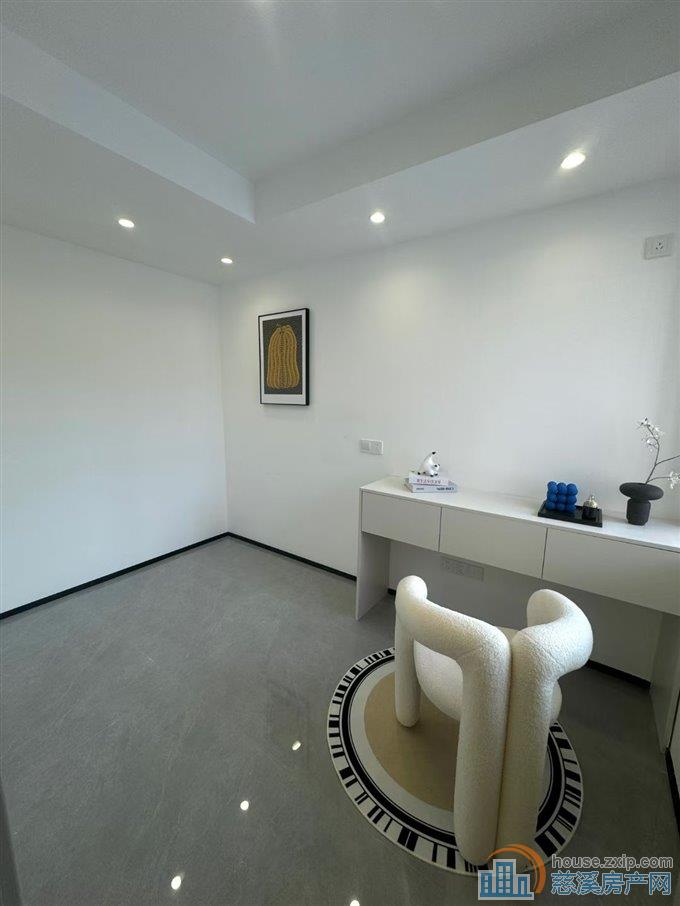 金山小区1楼中庭位置佳73平豪装89万