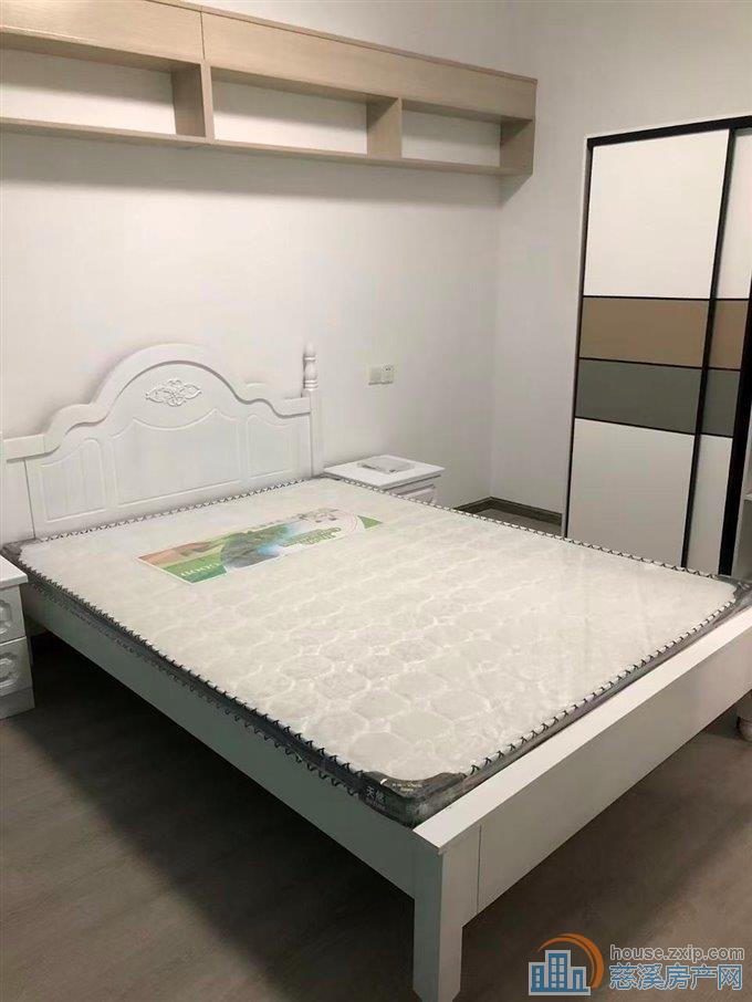 双和佳苑135平精装三室二卫3000元