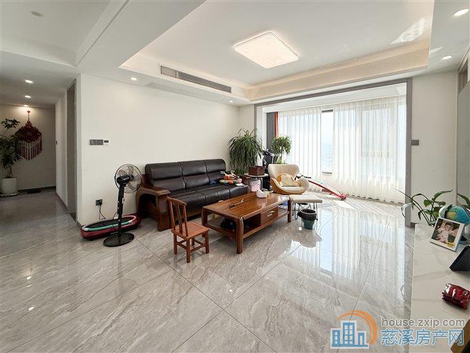 梧桐府 143平精装带车位 166万