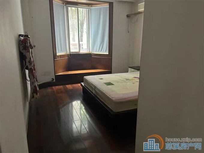 东兴苑北区1楼130平3室2600元直