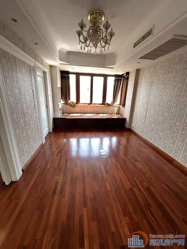 和润公寓精装边套133平十车库一间