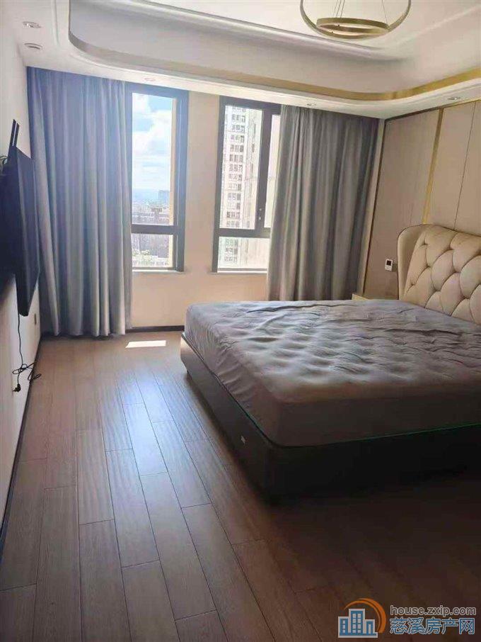 华润凯旋门143平现代精装215万