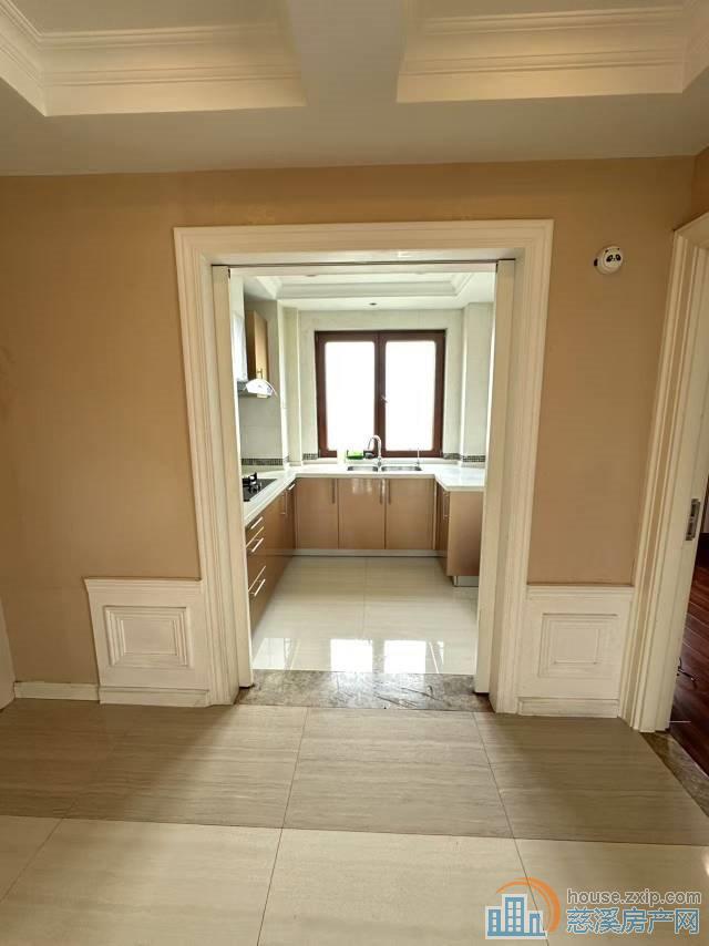 和润公寓精装边套133平十车库一间