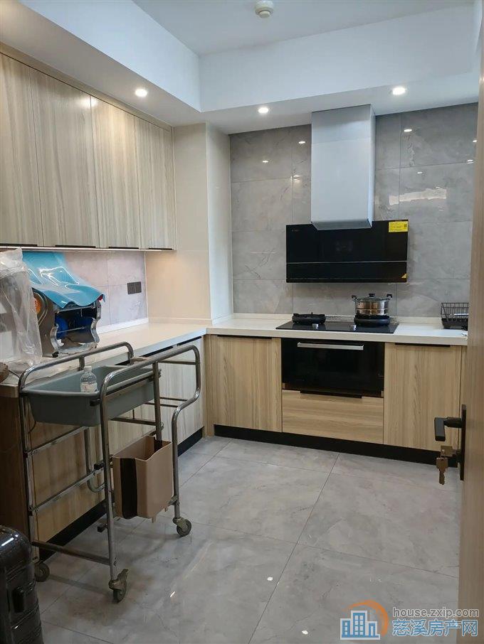 景观花苑150平精装修带车位190万