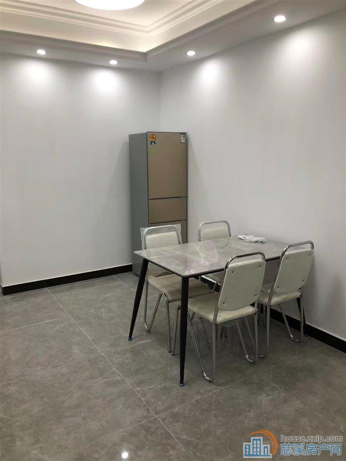 双和佳苑135平精装三室二卫3000元