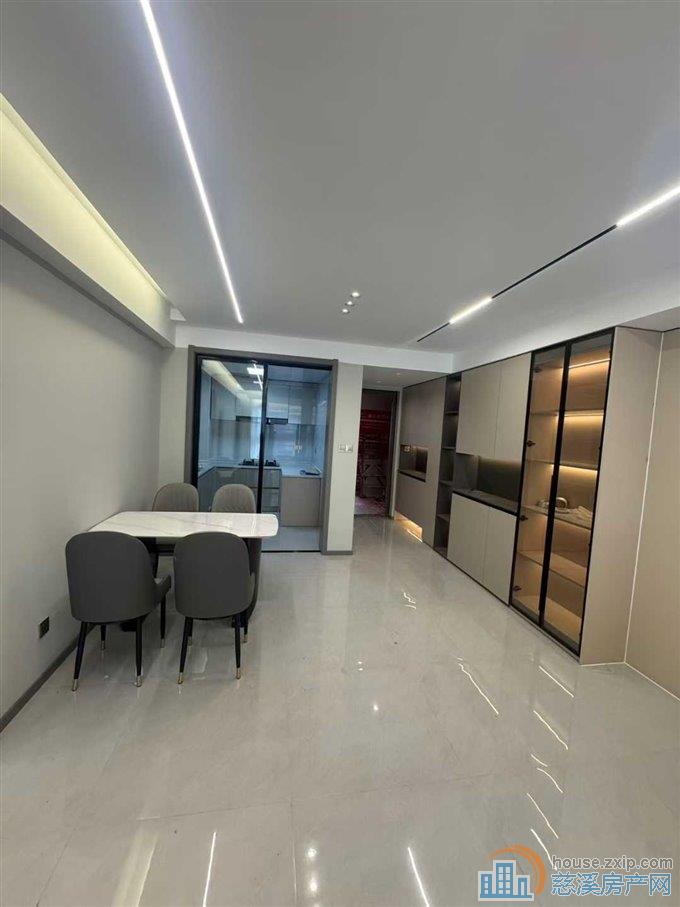 紫阙台三室两厅两卫全新精装修直接钥匙在