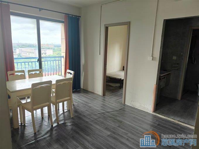 裕嘉小区140平简装三室二卫2200元