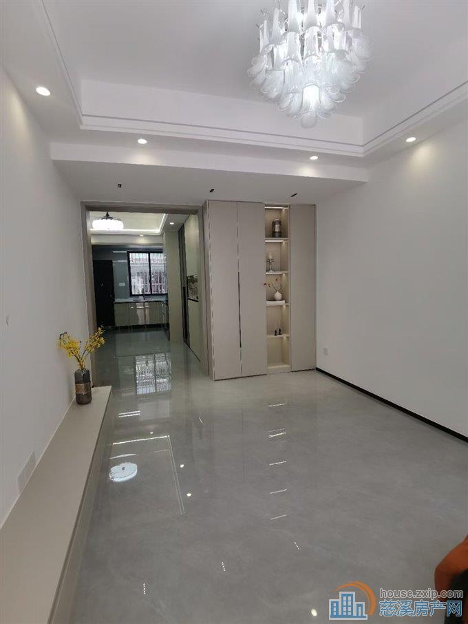 金山新村西区直地1楼62平豪装95万