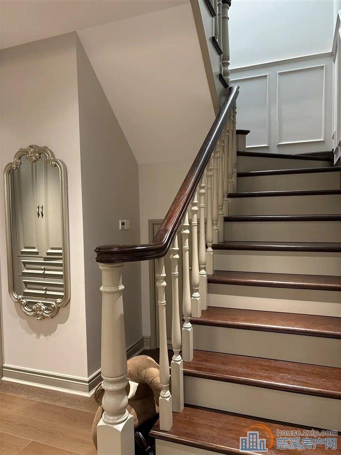 中梁泊景庭上叠312万 带车位 美式豪装