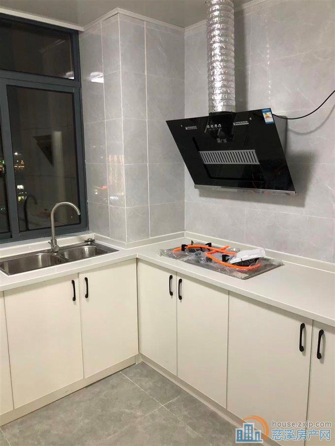 双和佳苑135平精装三室二卫3000元