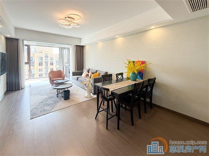 江畔壹号苑 精装 101平方138万