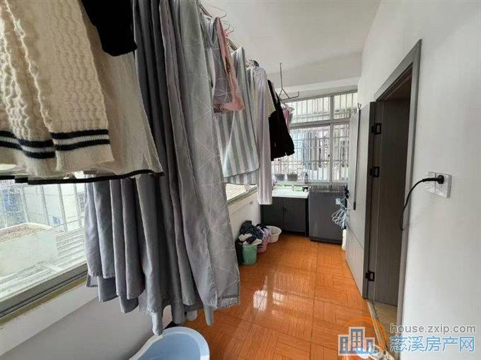 金山新村西区3楼76平精装两年83万