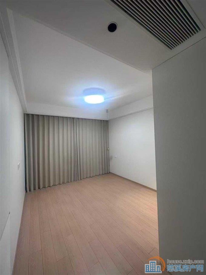 万固西区143平中上楼层全新精装带车位直