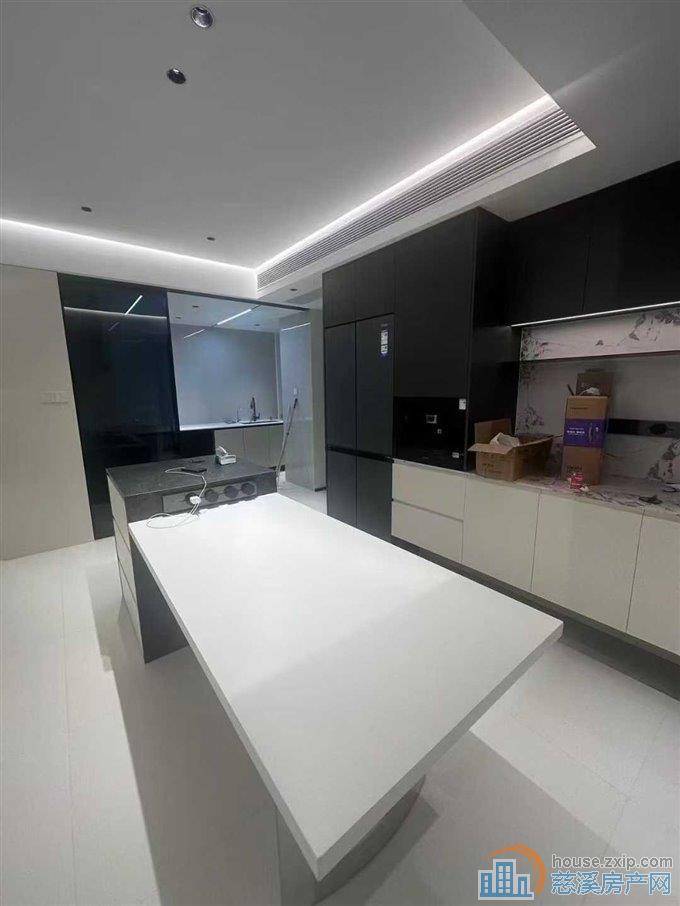 万固西区143平中上楼层全新精装带车位直