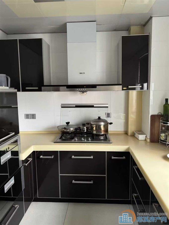 东方明珠179平精装靠景观180万