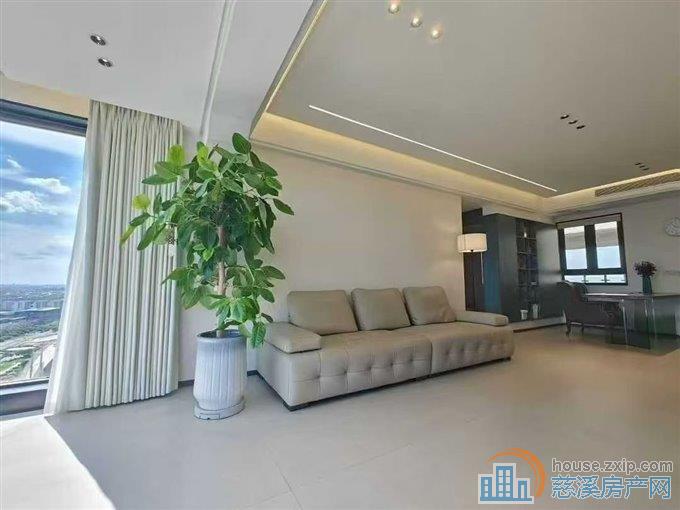 天誉华府111平精装满2年208万