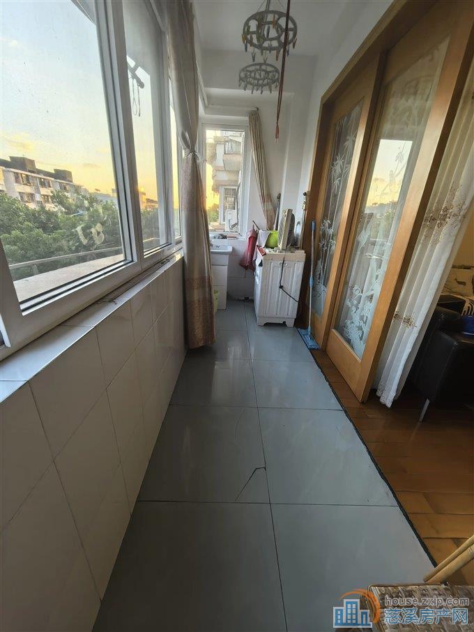 大通花园一期 精装 朝南车库 好楼层 