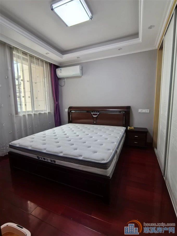 明月佳苑 精装没怎么住过 带车位杂物间