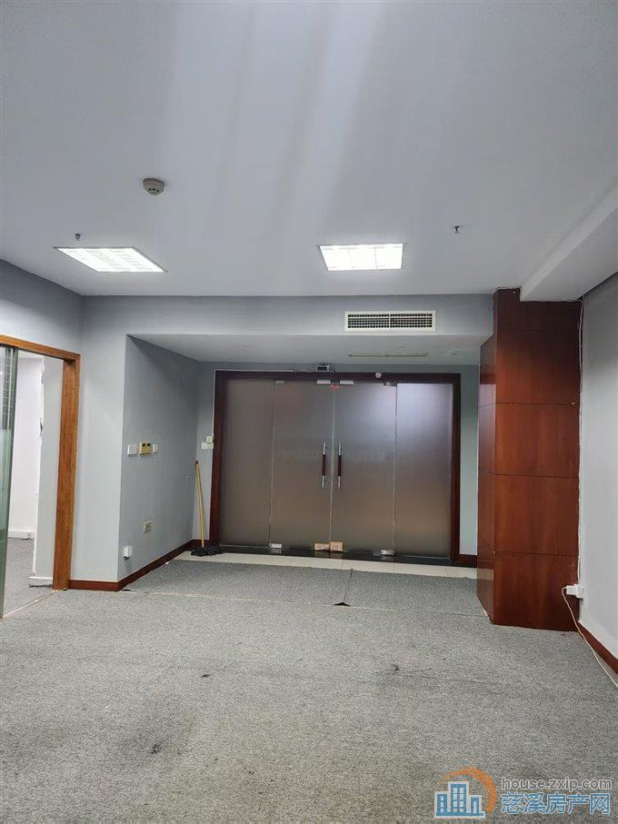 中央大厦朝南两间100平2900元包物业