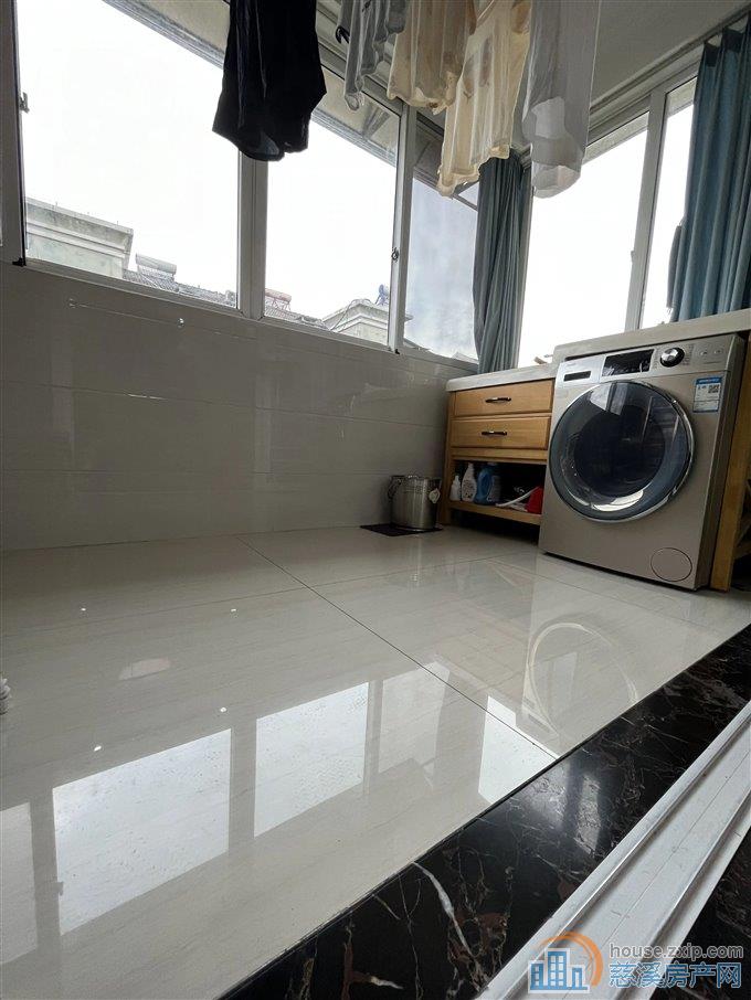 玲珑小区 精装95平方99万带车库