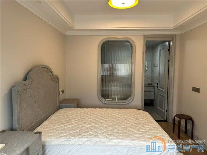 凯旋门黄金楼层176平带车位豪装满2年