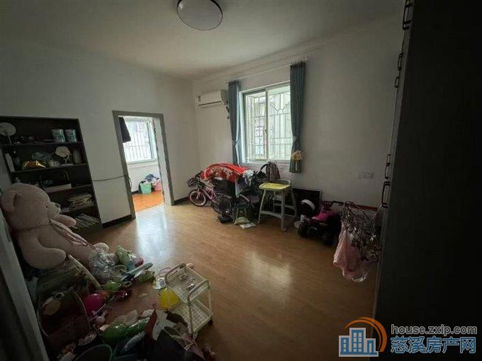 金山新村西区3楼76平精装两年83万