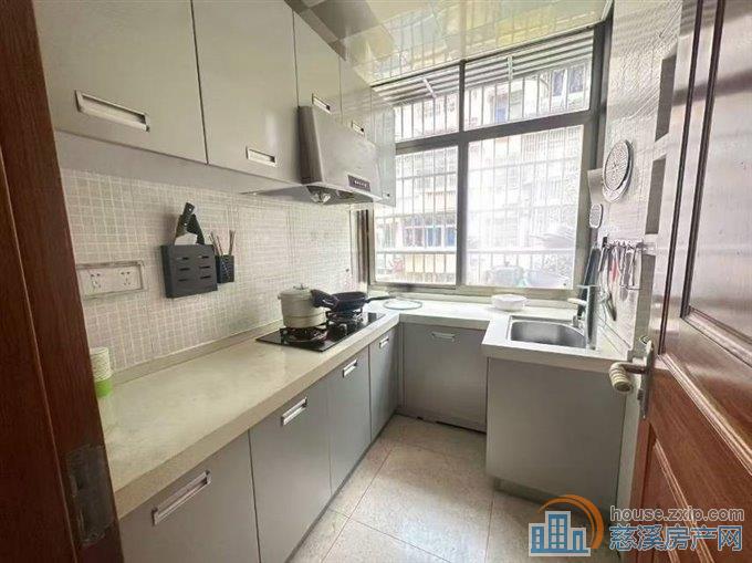 楼家新村一楼65平精装三室架空层69万