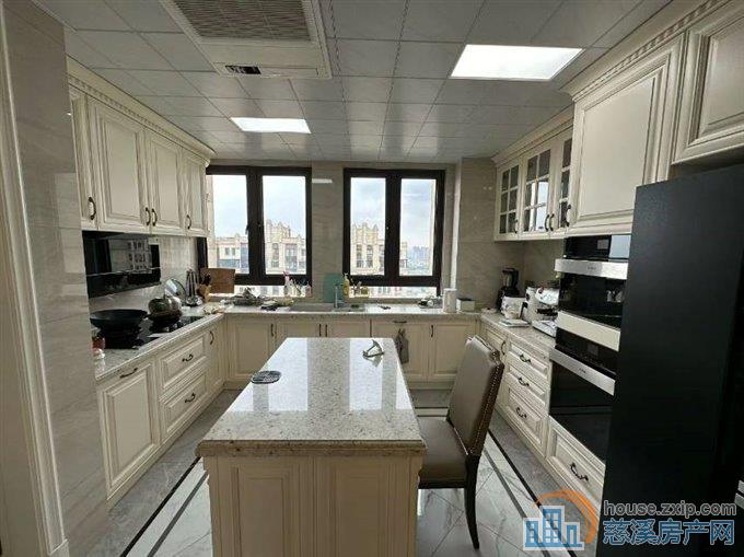 凯旋门黄金楼层176平带车位豪装满2年