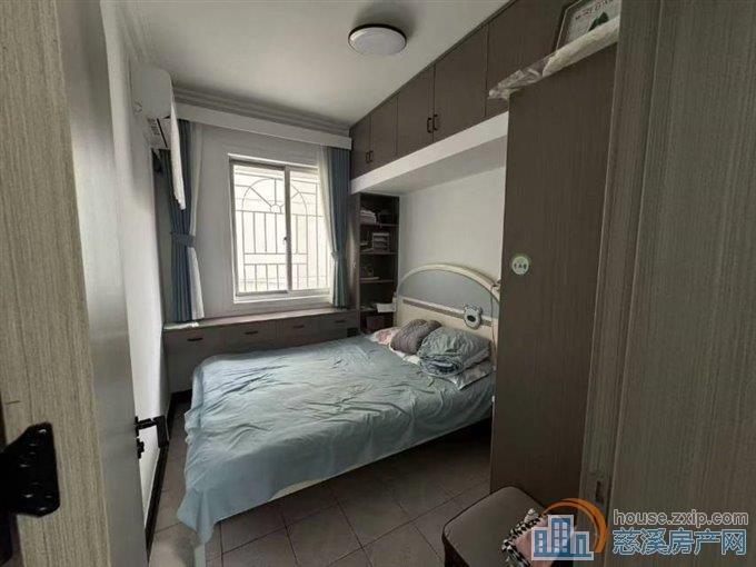 金山新村西区3楼76平精装两年83万