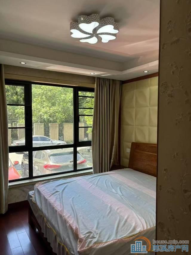 金仕华庭100平精装一楼149万