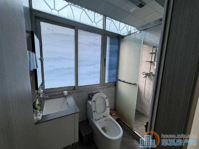 金山新村西区3楼76平精装满两年83万