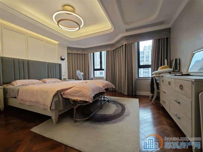 凯旋门豪装176平方车位一间